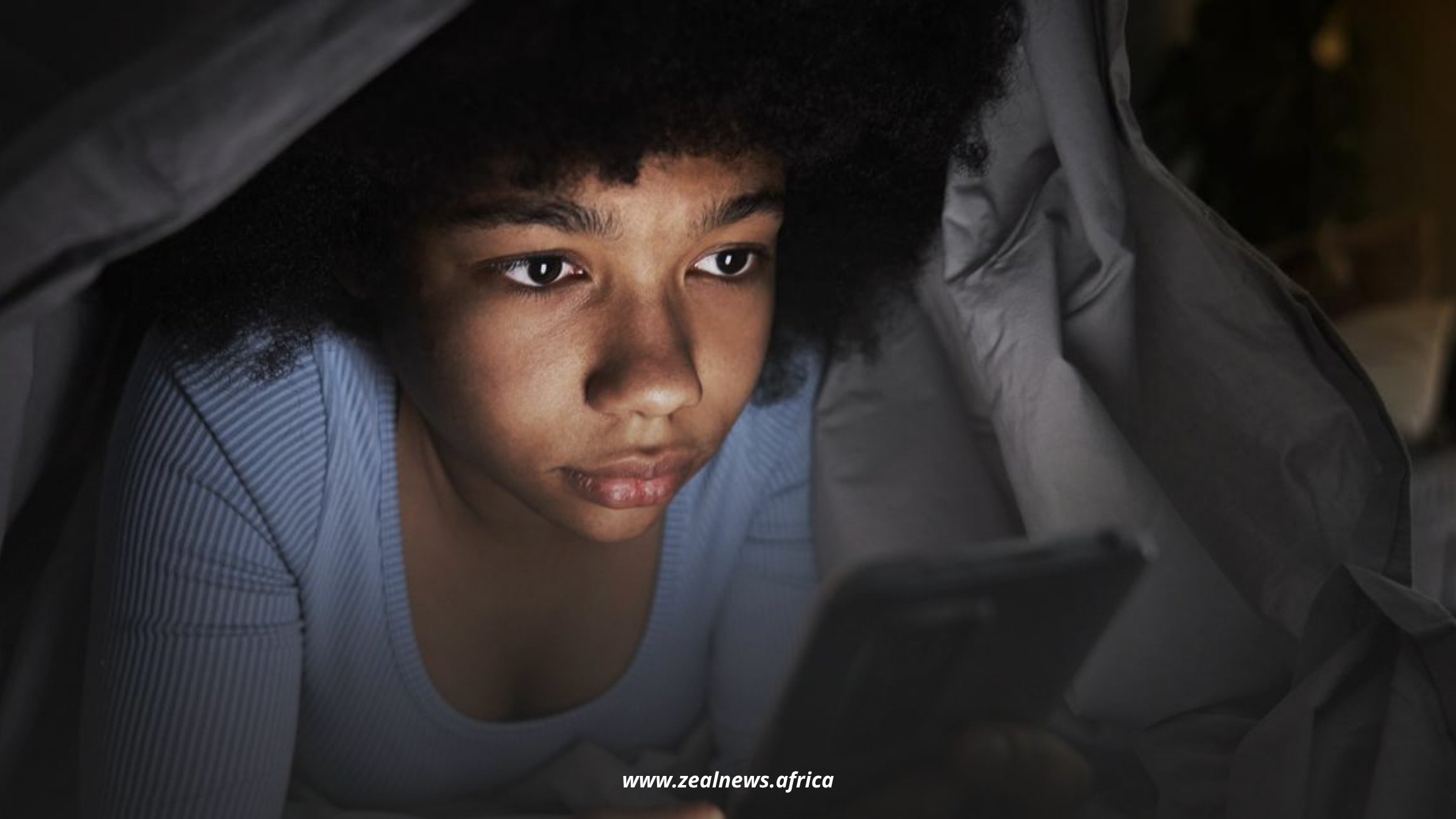 You Might Need Glasses Before 30 If You Keep Using Your Phone in the Dark 
